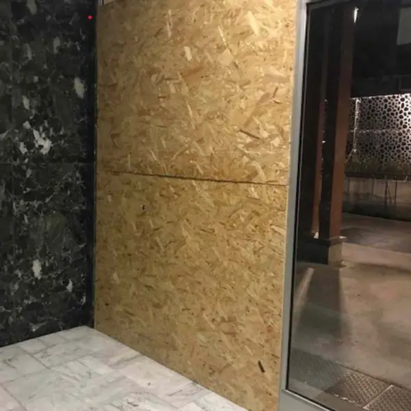 Vitrine de commerce fermée par des panneaux de contreplaqué après une effraction à Toulouse