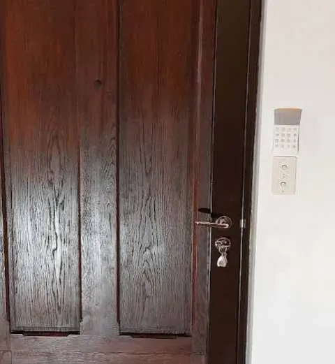Porte d'entrée en bois après un chantier de serrurerie à Frouzins
