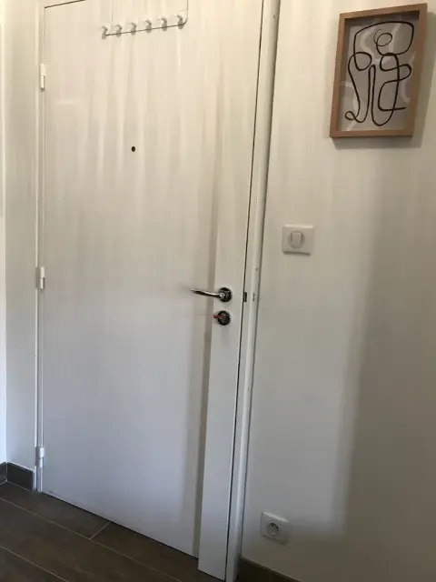 Porte palière d'appartement renforcée par une serrure 5 points à Toulouse